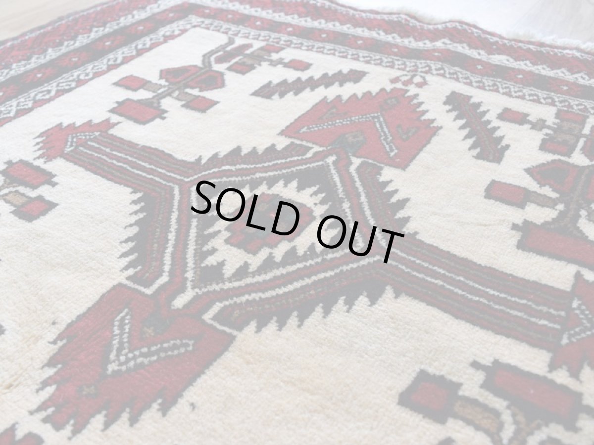 画像11: 美品 ペルシャ 部族絨毯 バルーチ 縦2m 横1.1m 2.2㎡ 〜2-3帖 リビング ダイニング 2〜3人掛けソファ センターテーブル サイズ 203 x 108 cm No.H19 天然 ウール 手織り トライバル ラグ 敷物 マット カーペット 幾何学模様 クリーム 生成り色 ヴィンテージ ビンテージ 中古品に抵抗のある方にもおすすめです。a-H19-203108h003-004 (11)