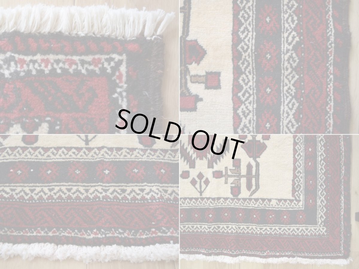 画像17: 美品 ペルシャ 部族絨毯 バルーチ 縦2m 横1.1m 2.2㎡ 〜2-3帖 リビング ダイニング 2〜3人掛けソファ センターテーブル サイズ 203 x 108 cm No.H19 天然 ウール 手織り トライバル ラグ 敷物 マット カーペット 幾何学模様 クリーム 生成り色 ヴィンテージ ビンテージ 中古品に抵抗のある方にもおすすめです。a-H19-203108h003-004 (17)