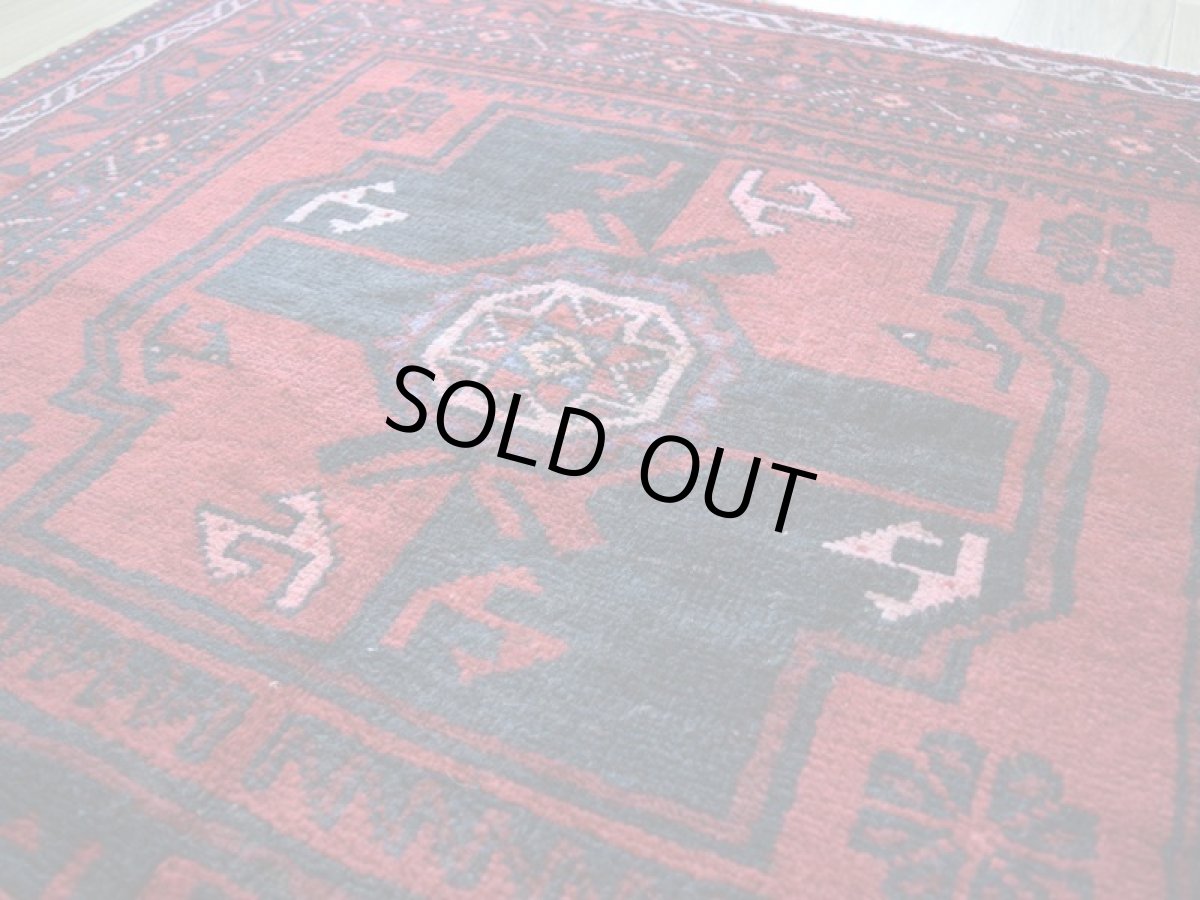 画像10: 中古品 ペルシャ 部族絨毯 バルーチ 縦2.2m 横1.2m 2.6㎡ 〜3帖 リビング ダイニング 2〜3人掛けソファ センターテーブル サイズ 213 x 120 cm No.Z153 天然 ウール 手織り トライバル ラグ 敷物 マット カーペット 幾何学模様 ヴィンテージ ビンテージ c-z153-213120h57-001 (10)