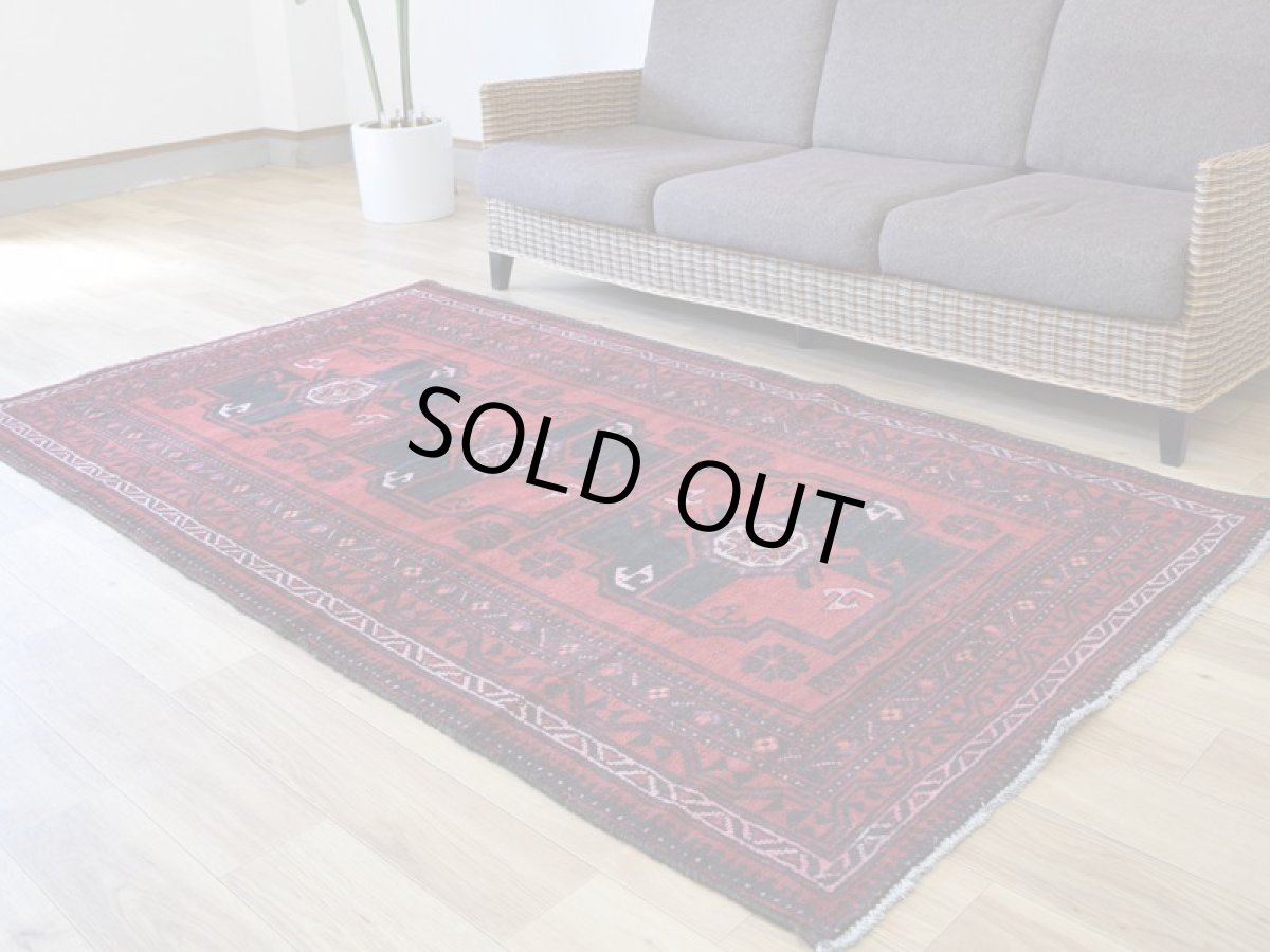 画像2: 中古品 ペルシャ 部族絨毯 バルーチ 縦2.2m 横1.2m 2.6㎡ 〜3帖 リビング ダイニング 2〜3人掛けソファ センターテーブル サイズ 213 x 120 cm No.Z153 天然 ウール 手織り トライバル ラグ 敷物 マット カーペット 幾何学模様 ヴィンテージ ビンテージ c-z153-213120h57-001 (2)