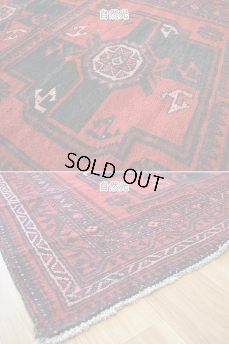 画像8: 中古品 ペルシャ 部族絨毯 バルーチ 縦2.2m 横1.2m 2.6㎡ 〜3帖 リビング ダイニング 2〜3人掛けソファ センターテーブル サイズ 213 x 120 cm No.Z153 天然 ウール 手織り トライバル ラグ 敷物 マット カーペット 幾何学模様 ヴィンテージ ビンテージ c-z153-213120h57-001 (8)