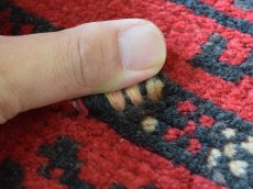 画像11: 良品 ペルシャ 部族絨毯 バルーチ 縦3m 横1.5m 4.5㎡ 〜6帖程度 リビング ダイニング 3人掛けソファ サイズ 300 x 150 cm No.z169 天然 ウール 手織り トライバル ラグ 敷物 マット カーペット 幾何学模様 ヴィンテージ ビンテージ  赤 黒 b-z169-300150h57-001 (11)