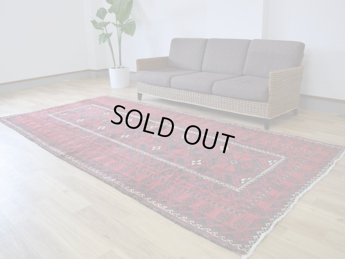 画像2: 良品 ペルシャ 部族絨毯 バルーチ 縦3m 横1.5m 4.5㎡ 〜6帖程度 リビング ダイニング 3人掛けソファ サイズ 300 x 150 cm No.z169 天然 ウール 手織り トライバル ラグ 敷物 マット カーペット 幾何学模様 ヴィンテージ ビンテージ  赤 黒 b-z169-300150h57-001 (2)