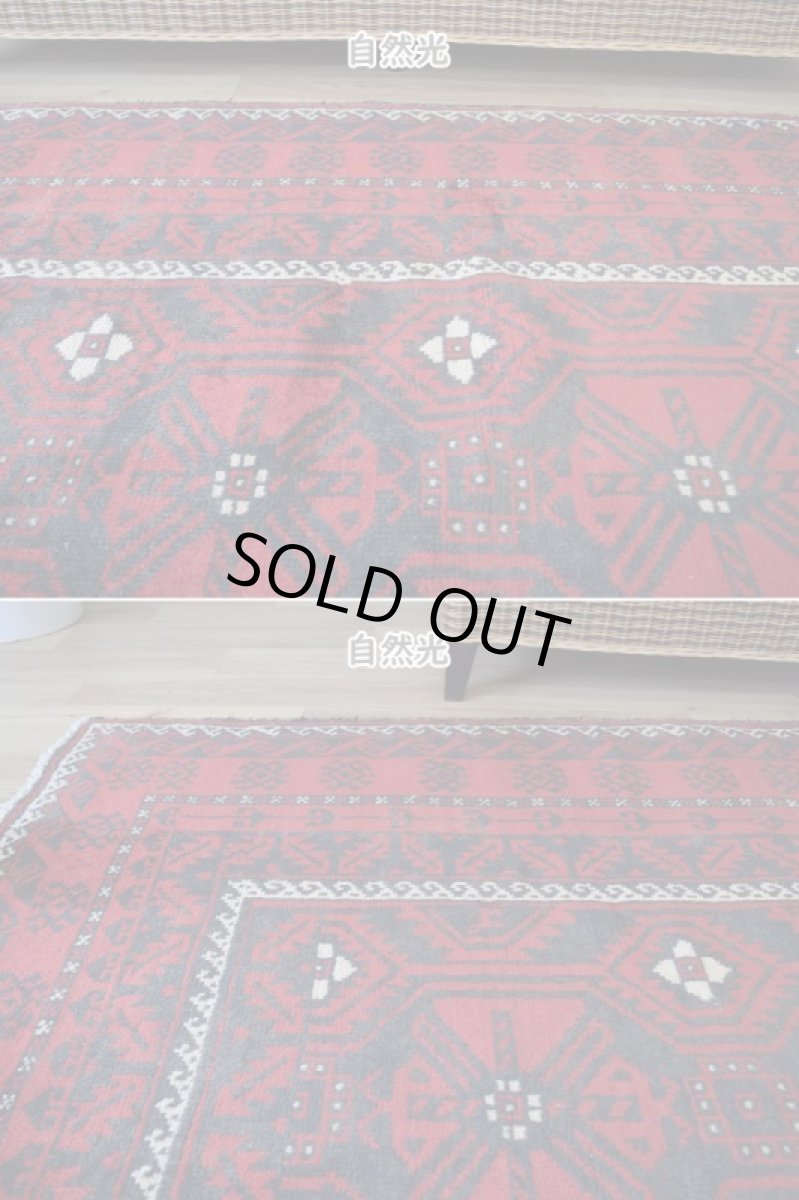 画像4: 良品 ペルシャ 部族絨毯 バルーチ 縦3m 横1.5m 4.5㎡ 〜6帖程度 リビング ダイニング 3人掛けソファ サイズ 300 x 150 cm No.z169 天然 ウール 手織り トライバル ラグ 敷物 マット カーペット 幾何学模様 ヴィンテージ ビンテージ  赤 黒 b-z169-300150h57-001 (4)