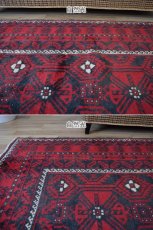 画像4: 良品 ペルシャ 部族絨毯 バルーチ 縦3m 横1.5m 4.5㎡ 〜6帖程度 リビング ダイニング 3人掛けソファ サイズ 300 x 150 cm No.z169 天然 ウール 手織り トライバル ラグ 敷物 マット カーペット 幾何学模様 ヴィンテージ ビンテージ  赤 黒 b-z169-300150h57-001 (4)