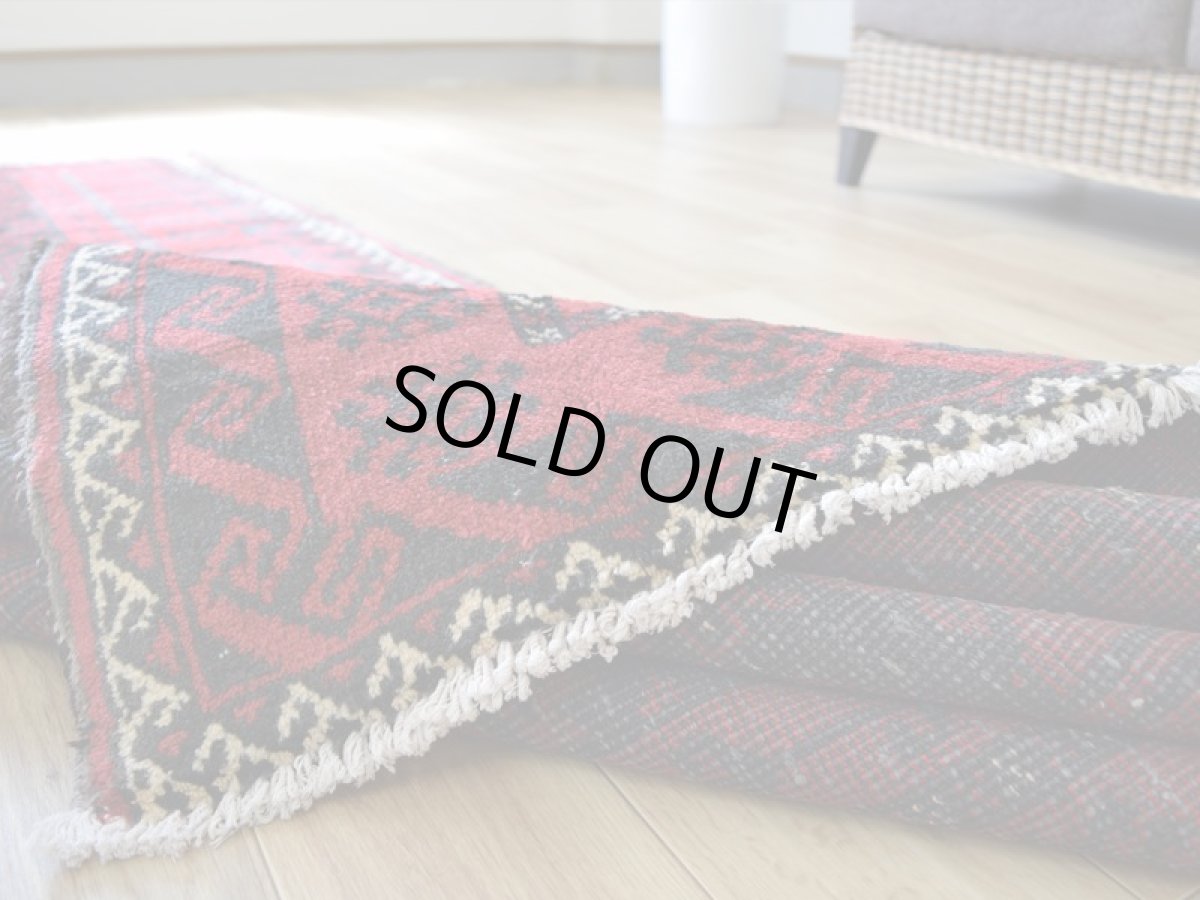 画像14: 良品 ペルシャ 部族絨毯 バルーチ 縦3m 横1.5m 4.5㎡ 〜6帖程度 リビング ダイニング 3人掛けソファ サイズ 300 x 150 cm No.z169 天然 ウール 手織り トライバル ラグ 敷物 マット カーペット 幾何学模様 ヴィンテージ ビンテージ  赤 黒 b-z169-300150h57-001 (14)