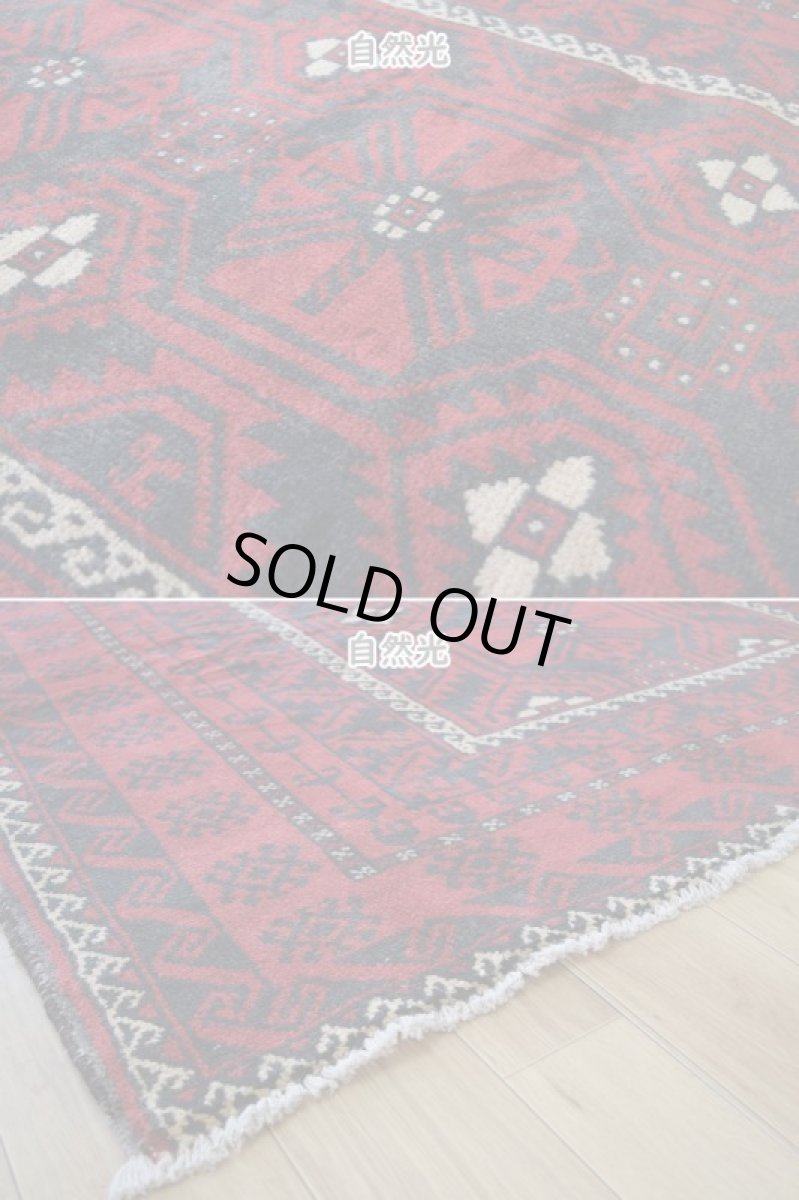 画像9: 良品 ペルシャ 部族絨毯 バルーチ 縦3m 横1.5m 4.5㎡ 〜6帖程度 リビング ダイニング 3人掛けソファ サイズ 300 x 150 cm No.z169 天然 ウール 手織り トライバル ラグ 敷物 マット カーペット 幾何学模様 ヴィンテージ ビンテージ  赤 黒 b-z169-300150h57-001 (9)