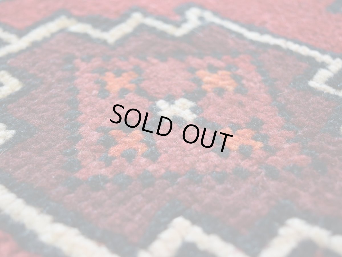 画像11: 中古品 ペルシャ 部族絨毯 グーチャン 縦1.7m 横1m 2㎡ 2人掛けソファ センターテーブル サイズ 168 x 100 cm No.Z201 天然 ウール 手織り トライバル ラグ 敷物 マット カーペット 幾何学模様 ヴィンテージ ビンテージ  赤 c-z201-168100h06-87 (11)