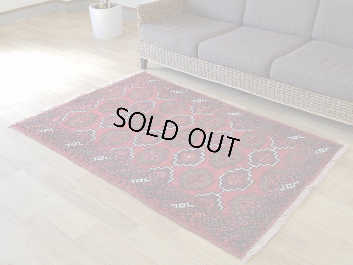 画像2: 中古品 ペルシャ 部族絨毯 グーチャン 縦1.7m 横1m 2㎡ 2人掛けソファ センターテーブル サイズ 168 x 100 cm No.Z201 天然 ウール 手織り トライバル ラグ 敷物 マット カーペット 幾何学模様 ヴィンテージ ビンテージ  赤 c-z201-168100h06-87 (2)