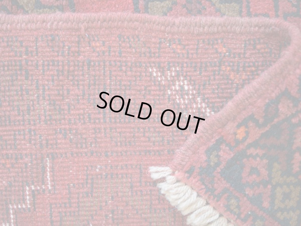 画像16: 中古品 ペルシャ 部族絨毯 グーチャン 縦1.7m 横1m 2㎡ 2人掛けソファ センターテーブル サイズ 168 x 100 cm No.Z201 天然 ウール 手織り トライバル ラグ 敷物 マット カーペット 幾何学模様 ヴィンテージ ビンテージ  赤 c-z201-168100h06-87 (16)