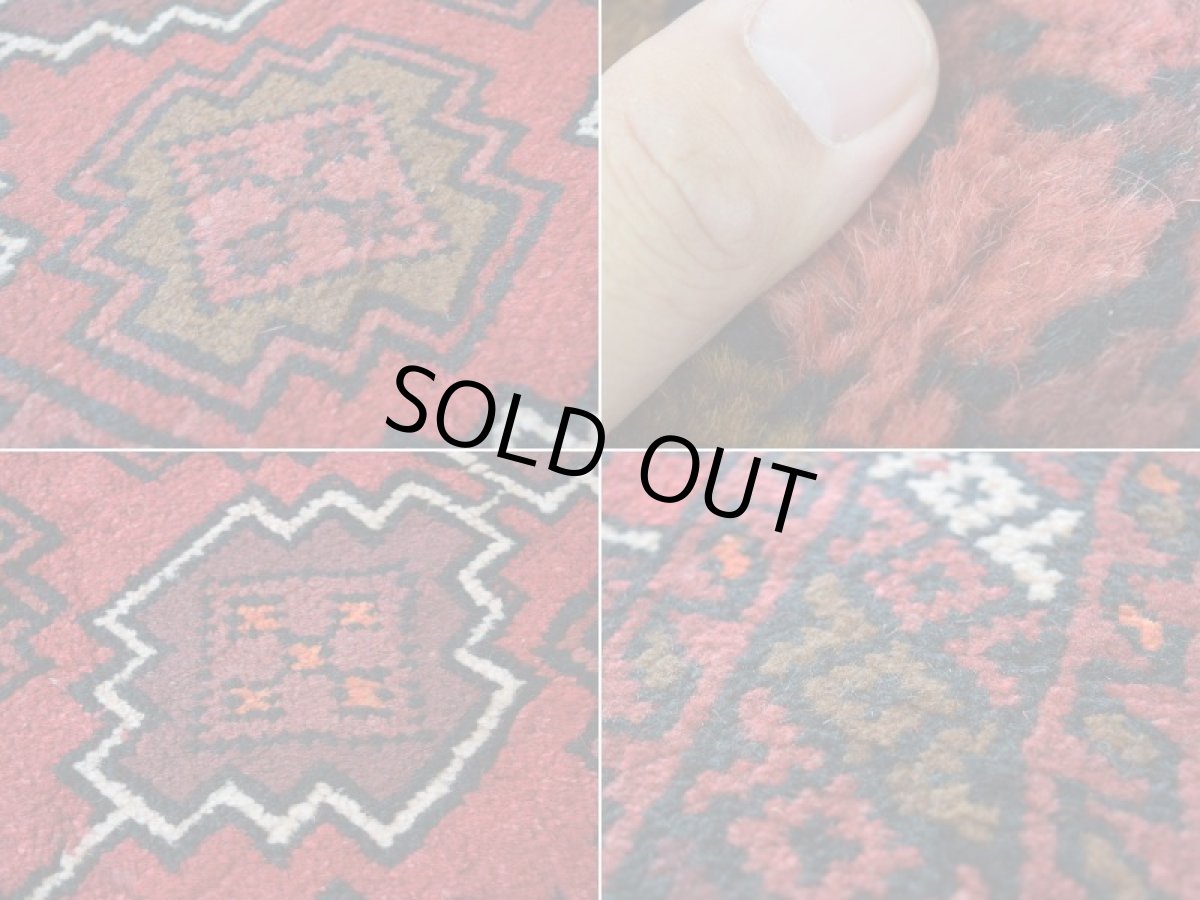 画像17: 中古品 ペルシャ 部族絨毯 グーチャン 縦1.7m 横1m 2㎡ 2人掛けソファ センターテーブル サイズ 168 x 100 cm No.Z201 天然 ウール 手織り トライバル ラグ 敷物 マット カーペット 幾何学模様 ヴィンテージ ビンテージ  赤 c-z201-168100h06-87 (17)