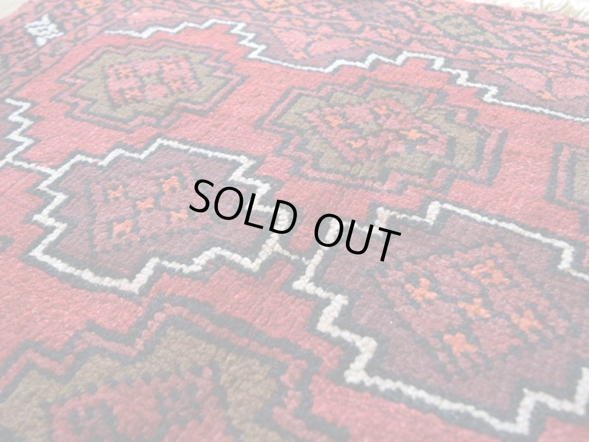 画像10: 中古品 ペルシャ 部族絨毯 グーチャン 縦1.7m 横1m 2㎡ 2人掛けソファ センターテーブル サイズ 168 x 100 cm No.Z201 天然 ウール 手織り トライバル ラグ 敷物 マット カーペット 幾何学模様 ヴィンテージ ビンテージ  赤 c-z201-168100h06-87 (10)