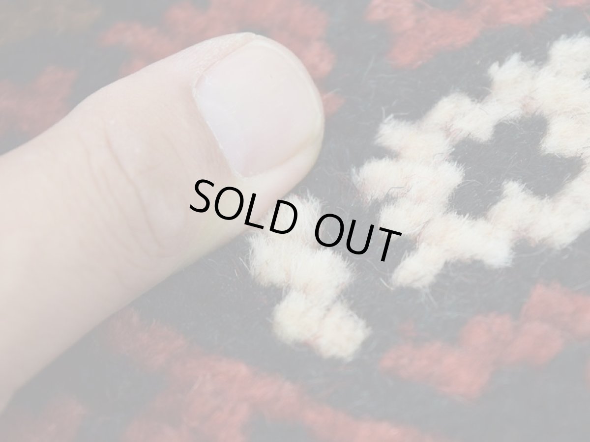 画像12: 中古品 ペルシャ 部族絨毯 グーチャン 縦1.7m 横1m 2㎡ 2人掛けソファ センターテーブル サイズ 168 x 100 cm No.Z201 天然 ウール 手織り トライバル ラグ 敷物 マット カーペット 幾何学模様 ヴィンテージ ビンテージ  赤 c-z201-168100h06-87 (12)