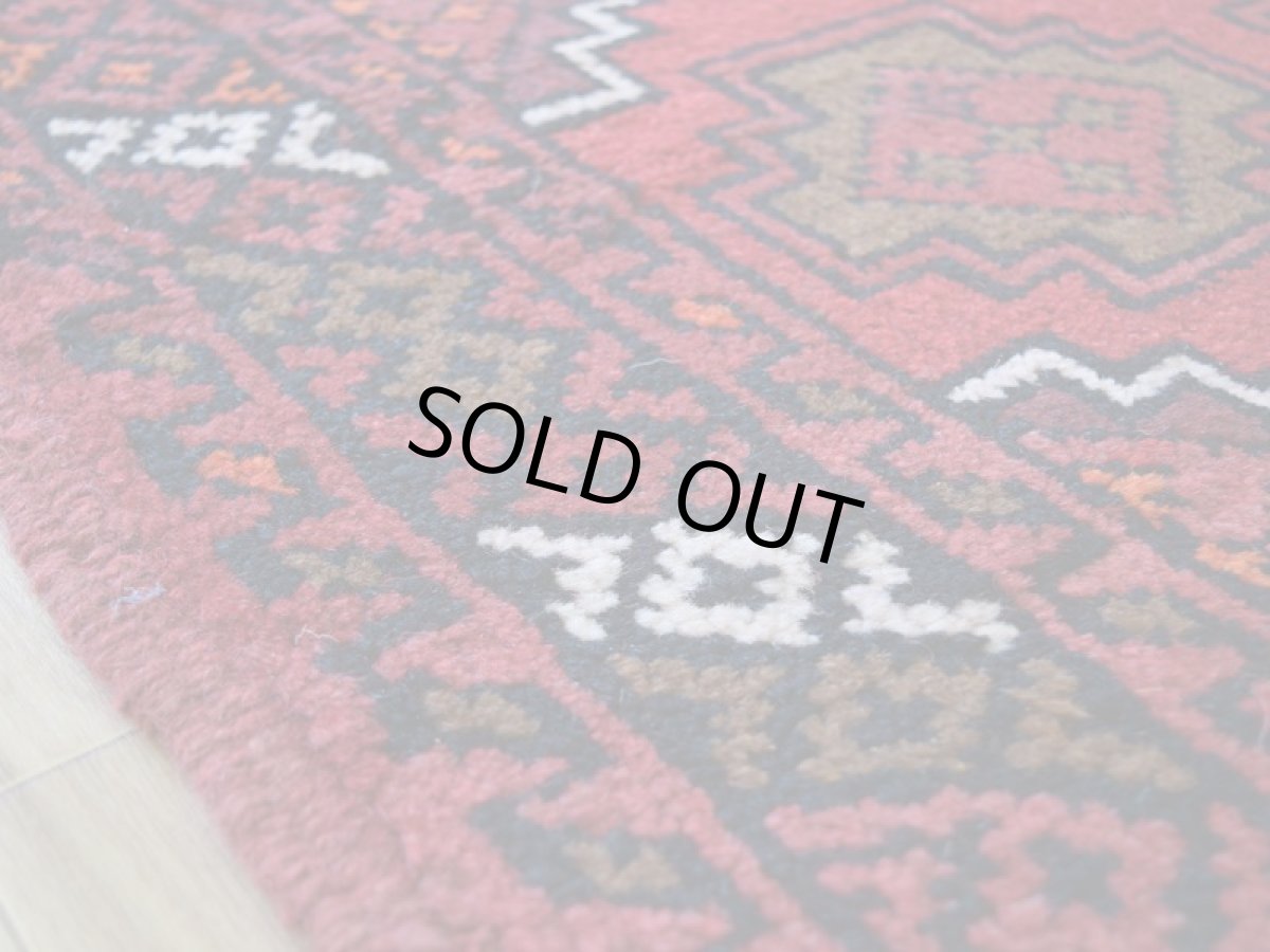 画像13: 中古品 ペルシャ 部族絨毯 グーチャン 縦1.7m 横1m 2㎡ 2人掛けソファ センターテーブル サイズ 168 x 100 cm No.Z201 天然 ウール 手織り トライバル ラグ 敷物 マット カーペット 幾何学模様 ヴィンテージ ビンテージ  赤 c-z201-168100h06-87 (13)