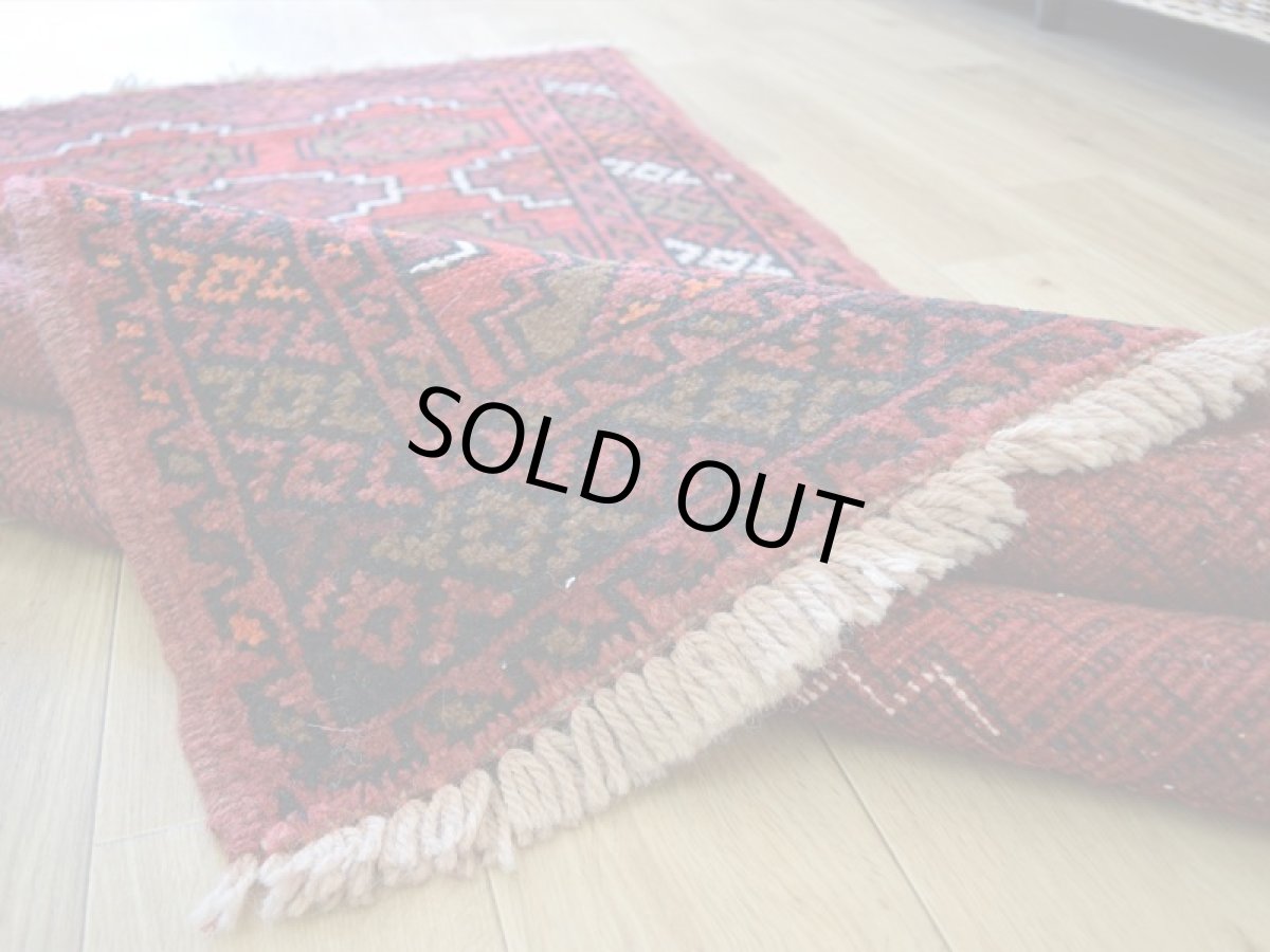 画像15: 中古品 ペルシャ 部族絨毯 グーチャン 縦1.7m 横1m 2㎡ 2人掛けソファ センターテーブル サイズ 168 x 100 cm No.Z201 天然 ウール 手織り トライバル ラグ 敷物 マット カーペット 幾何学模様 ヴィンテージ ビンテージ  赤 c-z201-168100h06-87 (15)