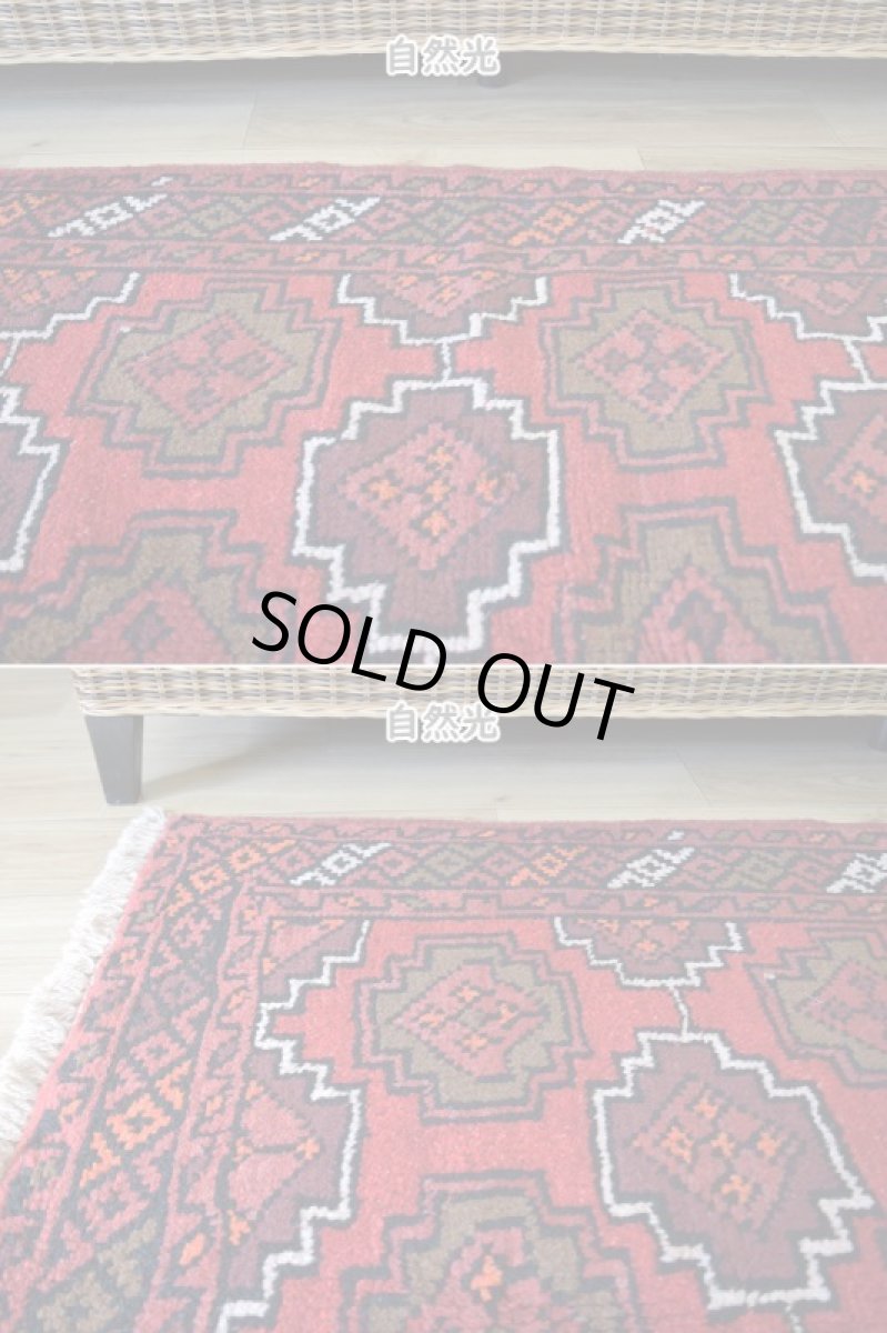 画像4: 中古品 ペルシャ 部族絨毯 グーチャン 縦1.7m 横1m 2㎡ 2人掛けソファ センターテーブル サイズ 168 x 100 cm No.Z201 天然 ウール 手織り トライバル ラグ 敷物 マット カーペット 幾何学模様 ヴィンテージ ビンテージ  赤 c-z201-168100h06-87 (4)