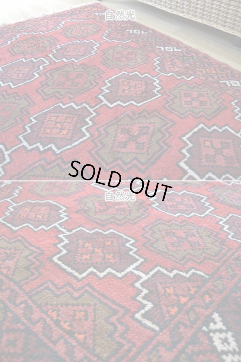 画像9: 中古品 ペルシャ 部族絨毯 グーチャン 縦1.7m 横1m 2㎡ 2人掛けソファ センターテーブル サイズ 168 x 100 cm No.Z201 天然 ウール 手織り トライバル ラグ 敷物 マット カーペット 幾何学模様 ヴィンテージ ビンテージ  赤 c-z201-168100h06-87 (9)