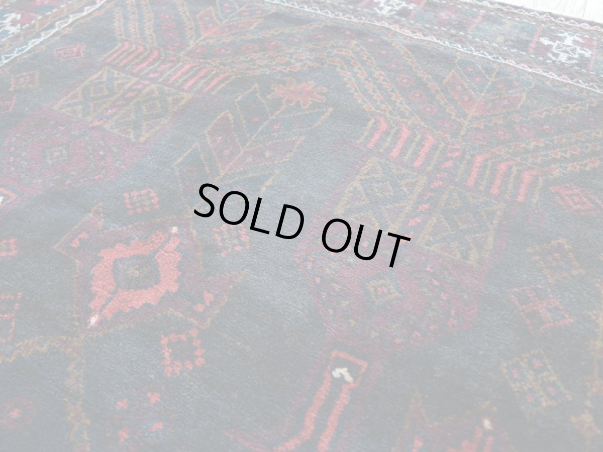 画像10: 良品 ペルシャ 部族絨毯 バルーチ 縦2.7m 横1.4m 3.5㎡ 3帖程度 リビング ダイニング 3人掛けソファ サイズ 262 x 132 cm No.z189 天然 ウール 手織り トライバル ラグ 敷物 マット カーペット 幾何学模様 ヴィンテージ ビンテージ  黒 ブラック 茶 ブラウン b-z189-262132h57-001 (10)