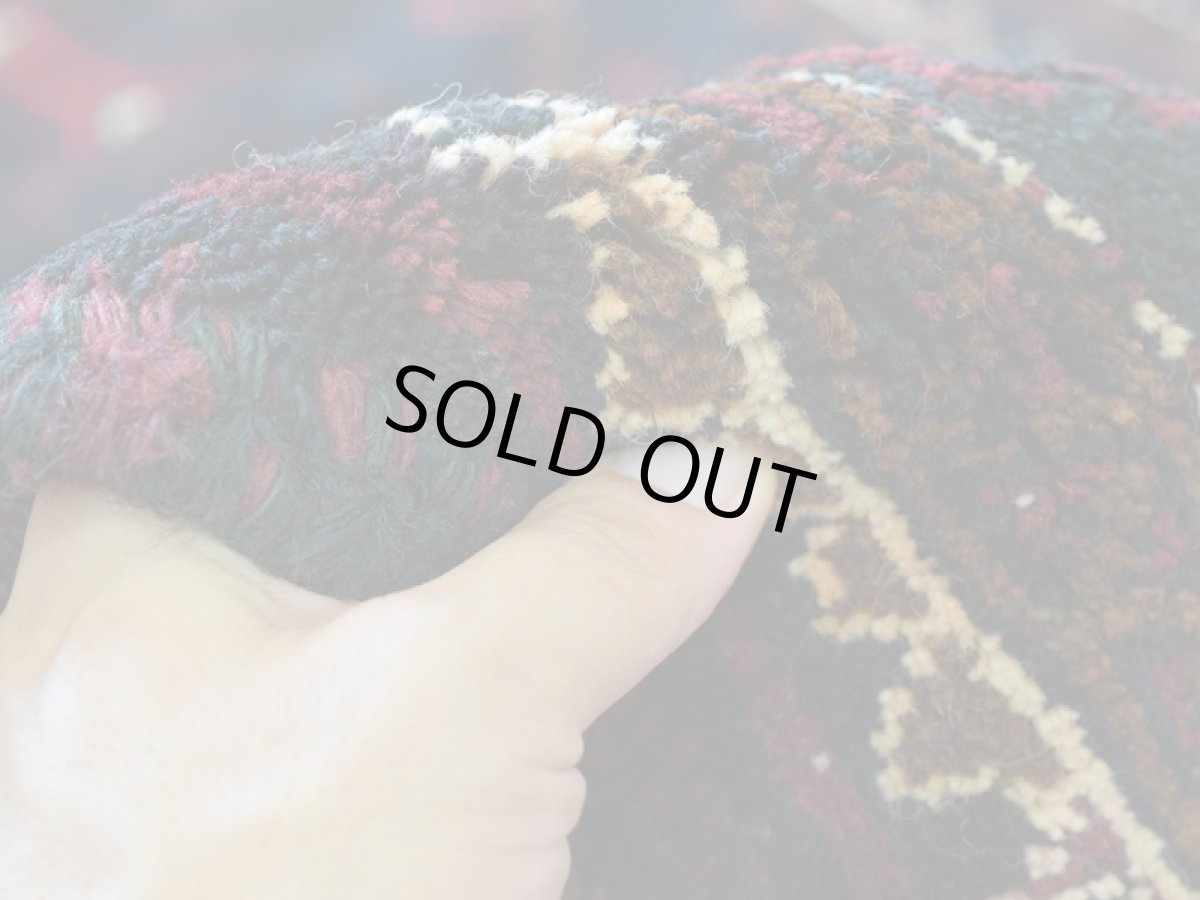 画像13: 良品 ペルシャ 部族絨毯 バルーチ 縦2.7m 横1.4m 3.5㎡ 3帖程度 リビング ダイニング 3人掛けソファ サイズ 262 x 132 cm No.z189 天然 ウール 手織り トライバル ラグ 敷物 マット カーペット 幾何学模様 ヴィンテージ ビンテージ  黒 ブラック 茶 ブラウン b-z189-262132h57-001 (13)