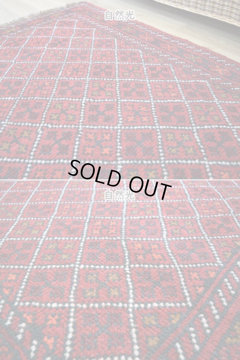 画像7: 中古品 ペルシャ 部族絨毯 グーチャン 縦1.7m 横1.1m 2㎡ 1帖 2人掛けソファ センターテーブル サイズ 162 x 109 cm No.ZZ5 天然 肉厚 ウール 手織り トライバル ラグ 敷物 マット カーペット 幾何学模様 ヴィンテージ ビンテージ  赤 b-zz5-162109h06-87 (7)