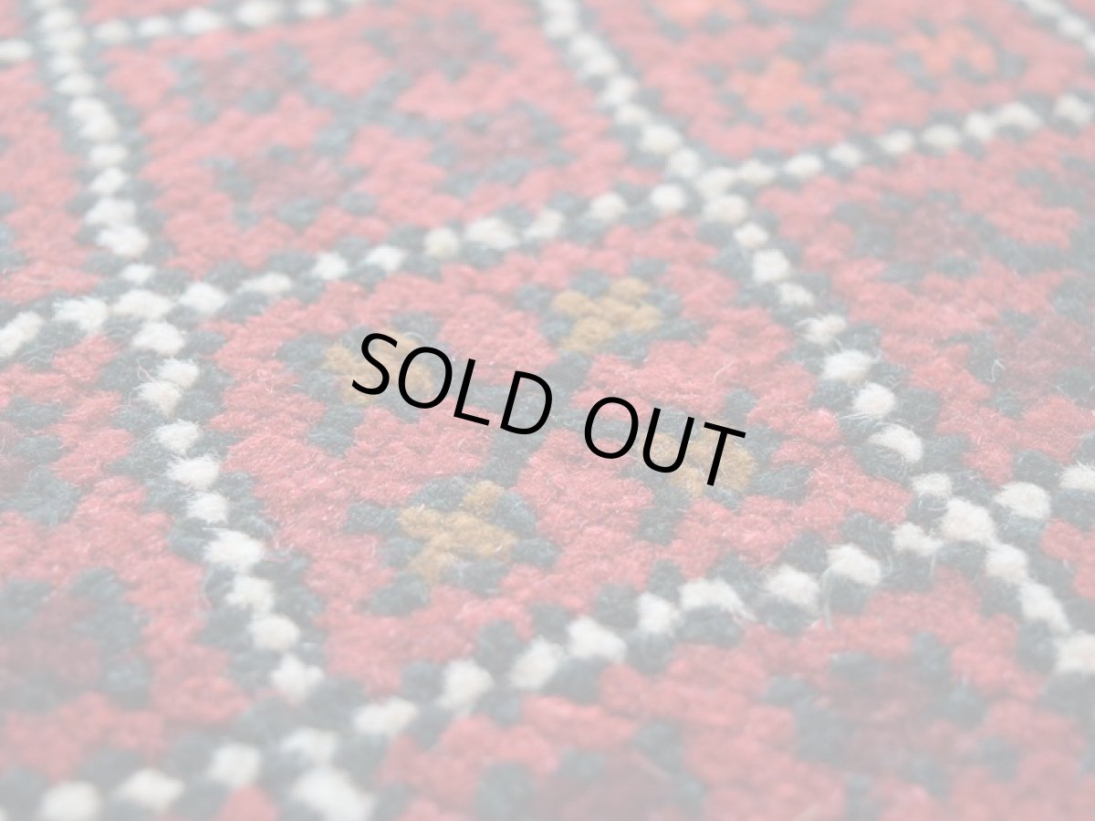 画像11: 中古品 ペルシャ 部族絨毯 グーチャン 縦1.7m 横1.1m 2㎡ 1帖 2人掛けソファ センターテーブル サイズ 162 x 109 cm No.ZZ5 天然 肉厚 ウール 手織り トライバル ラグ 敷物 マット カーペット 幾何学模様 ヴィンテージ ビンテージ  赤 b-zz5-162109h06-87 (11)