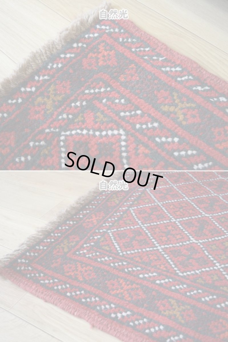 画像8: 中古品 ペルシャ 部族絨毯 グーチャン 縦1.7m 横1.1m 2㎡ 1帖 2人掛けソファ センターテーブル サイズ 162 x 109 cm No.ZZ5 天然 肉厚 ウール 手織り トライバル ラグ 敷物 マット カーペット 幾何学模様 ヴィンテージ ビンテージ  赤 b-zz5-162109h06-87 (8)