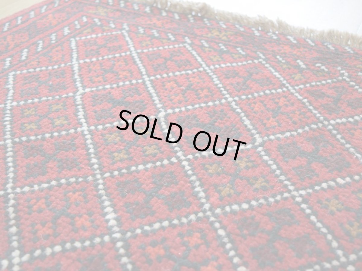 画像10: 中古品 ペルシャ 部族絨毯 グーチャン 縦1.7m 横1.1m 2㎡ 1帖 2人掛けソファ センターテーブル サイズ 162 x 109 cm No.ZZ5 天然 肉厚 ウール 手織り トライバル ラグ 敷物 マット カーペット 幾何学模様 ヴィンテージ ビンテージ  赤 b-zz5-162109h06-87 (10)