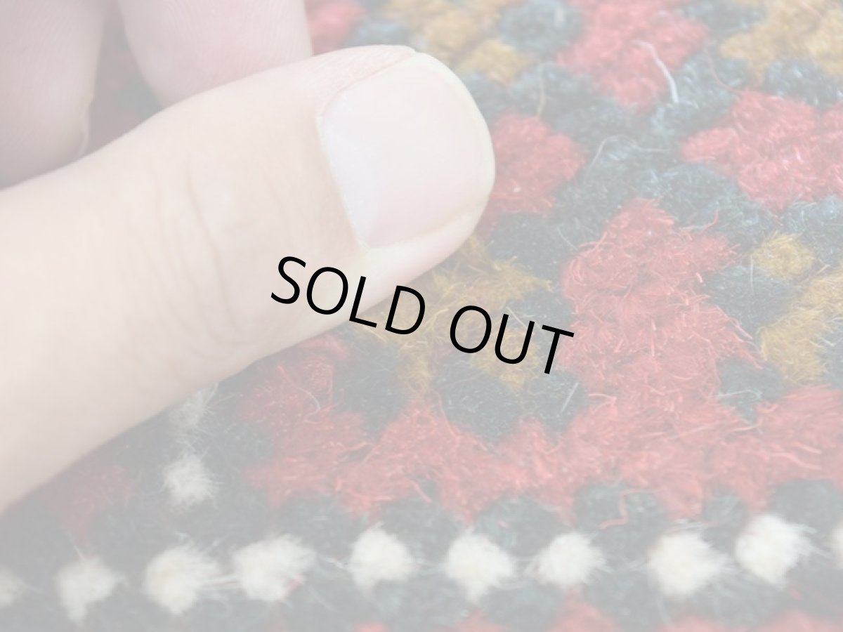 画像12: 中古品 ペルシャ 部族絨毯 グーチャン 縦1.7m 横1.1m 2㎡ 1帖 2人掛けソファ センターテーブル サイズ 162 x 109 cm No.ZZ5 天然 肉厚 ウール 手織り トライバル ラグ 敷物 マット カーペット 幾何学模様 ヴィンテージ ビンテージ  赤 b-zz5-162109h06-87 (12)