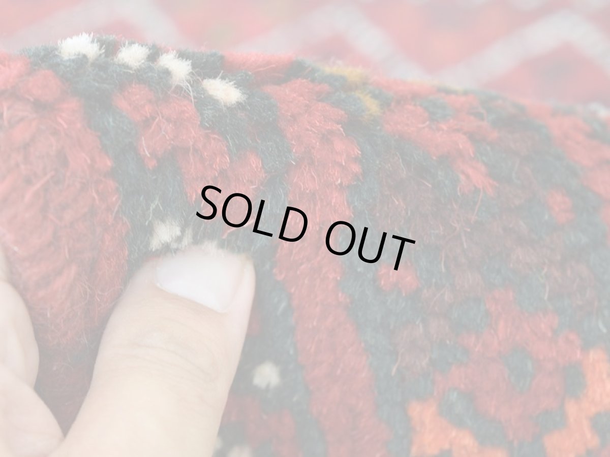 画像14: 中古品 ペルシャ 部族絨毯 グーチャン 縦1.7m 横1.1m 2㎡ 1帖 2人掛けソファ センターテーブル サイズ 162 x 109 cm No.ZZ5 天然 肉厚 ウール 手織り トライバル ラグ 敷物 マット カーペット 幾何学模様 ヴィンテージ ビンテージ  赤 b-zz5-162109h06-87 (14)