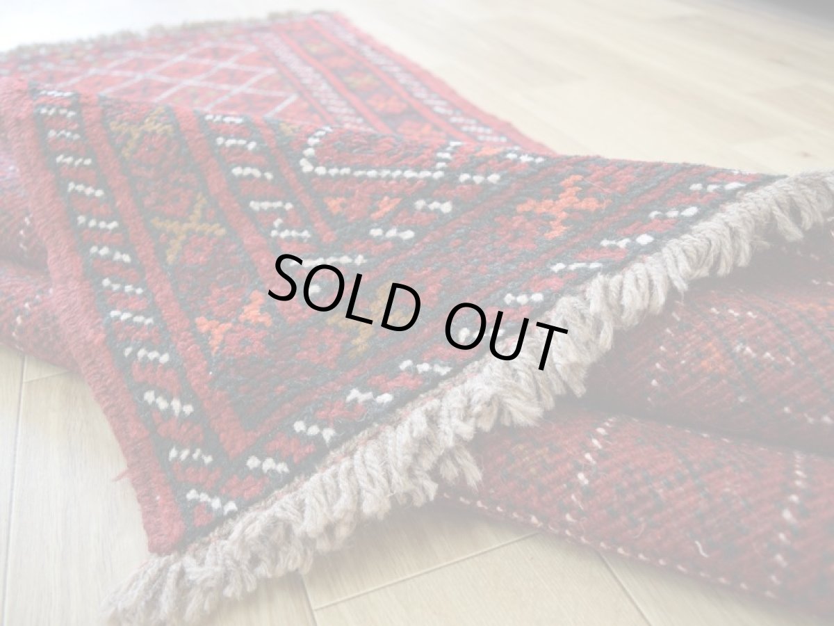 画像15: 中古品 ペルシャ 部族絨毯 グーチャン 縦1.7m 横1.1m 2㎡ 1帖 2人掛けソファ センターテーブル サイズ 162 x 109 cm No.ZZ5 天然 肉厚 ウール 手織り トライバル ラグ 敷物 マット カーペット 幾何学模様 ヴィンテージ ビンテージ  赤 b-zz5-162109h06-87 (15)