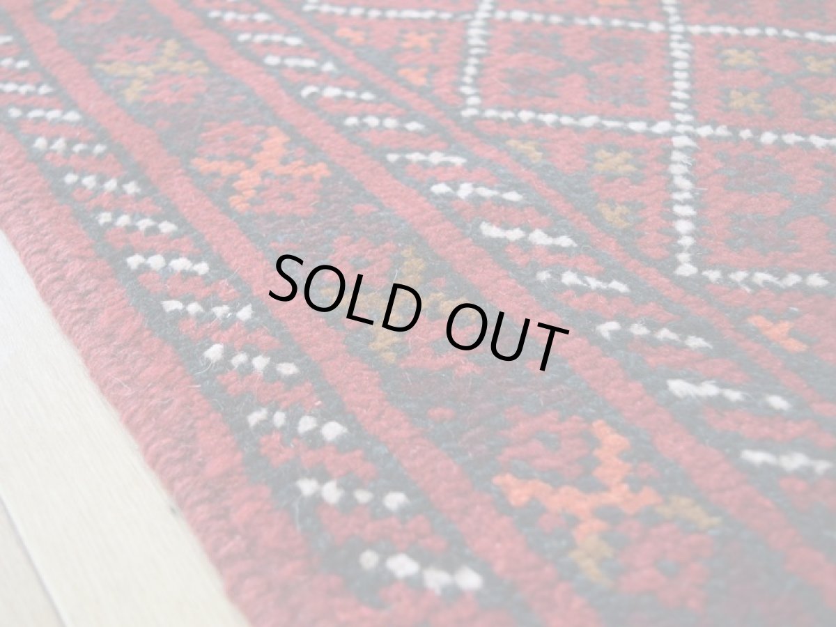 画像13: 中古品 ペルシャ 部族絨毯 グーチャン 縦1.7m 横1.1m 2㎡ 1帖 2人掛けソファ センターテーブル サイズ 162 x 109 cm No.ZZ5 天然 肉厚 ウール 手織り トライバル ラグ 敷物 マット カーペット 幾何学模様 ヴィンテージ ビンテージ  赤 b-zz5-162109h06-87 (13)