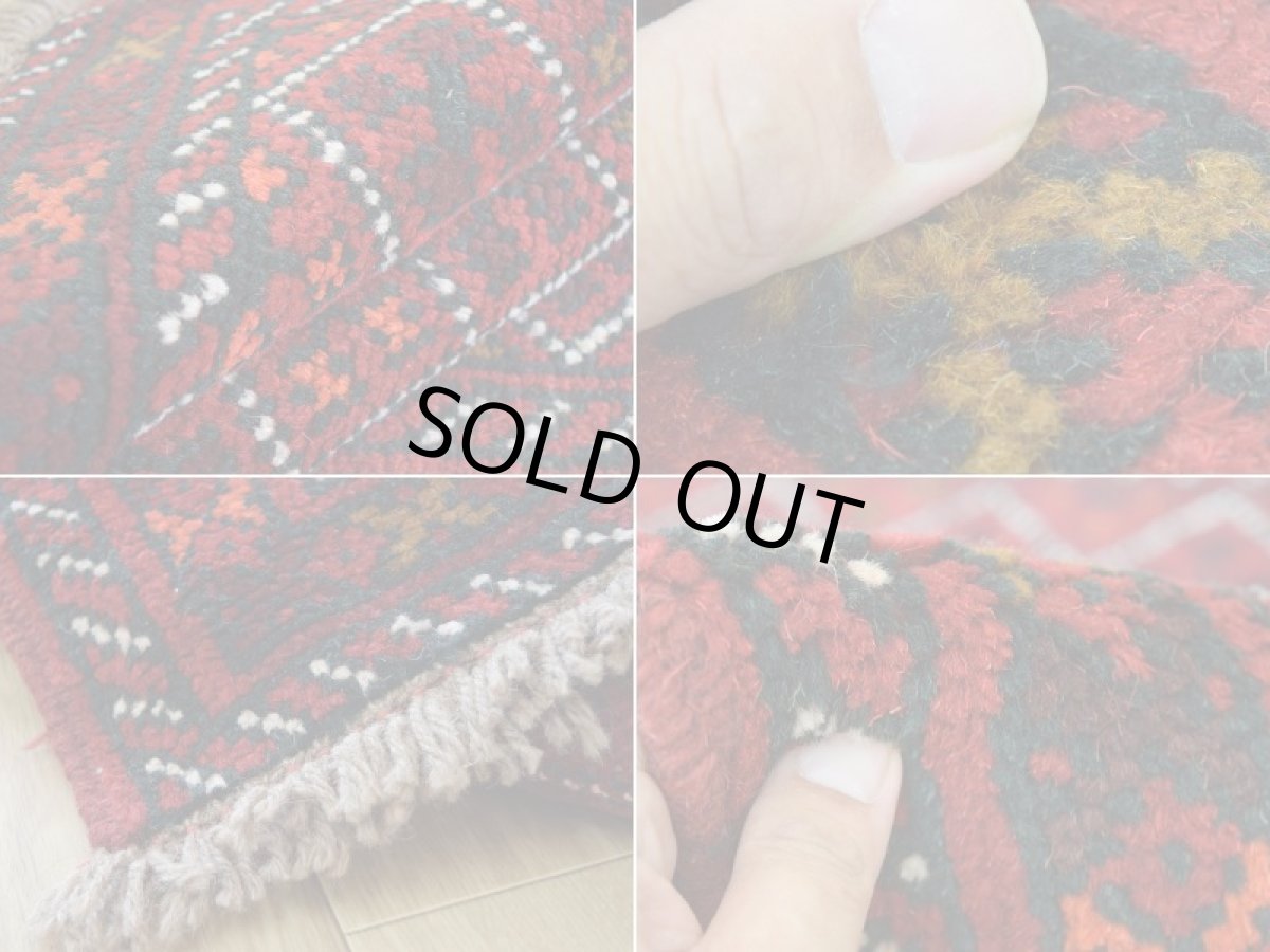 画像18: 中古品 ペルシャ 部族絨毯 グーチャン 縦1.7m 横1.1m 2㎡ 1帖 2人掛けソファ センターテーブル サイズ 162 x 109 cm No.ZZ5 天然 肉厚 ウール 手織り トライバル ラグ 敷物 マット カーペット 幾何学模様 ヴィンテージ ビンテージ  赤 b-zz5-162109h06-87 (18)