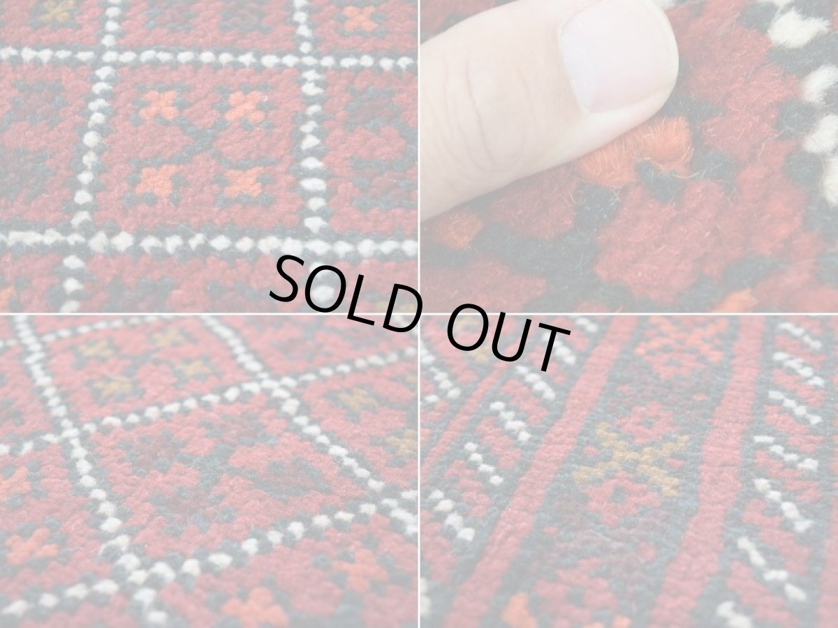 画像17: 中古品 ペルシャ 部族絨毯 グーチャン 縦1.7m 横1.1m 2㎡ 1帖 2人掛けソファ センターテーブル サイズ 162 x 109 cm No.ZZ5 天然 肉厚 ウール 手織り トライバル ラグ 敷物 マット カーペット 幾何学模様 ヴィンテージ ビンテージ  赤 b-zz5-162109h06-87 (17)