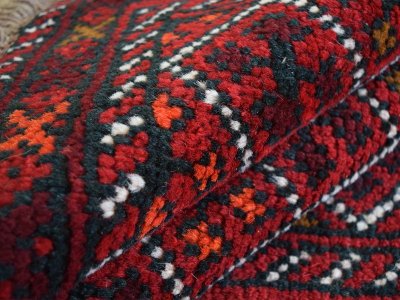 画像2: 中古品 ペルシャ 部族絨毯 グーチャン 縦1.7m 横1.1m 2㎡ 1帖 2人掛けソファ センターテーブル サイズ 162 x 109 cm No.ZZ5 天然 肉厚 ウール 手織り トライバル ラグ 敷物 マット カーペット 幾何学模様 ヴィンテージ ビンテージ  赤 b-zz5-162109h06-87