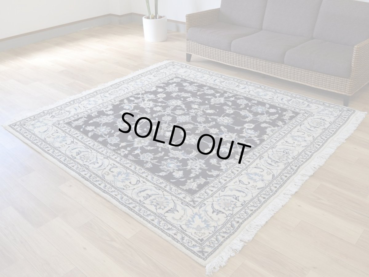 画像2: 新品 ペルシャ 絨毯 タバス 縦2m 横2m 4㎡ 〜3帖 センターテーブル 2人掛けソファ 正方形 スクエア サイズ 200 x 196 cm No.R462 ウール 手織り ラグ ハンドメイド カーペット 敷物 クラシック スタイル クリーム 生成り ダークネイビー nb-r462-200196h053-064 (2)