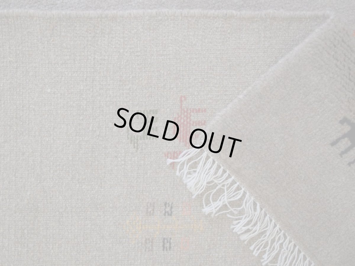 画像16: 新品 ペルシャ ギャッベ 縦2m 横1.5m 3㎡ 〜1帖 リビング ダイニング 2-3人掛けソファ サイズ 196 × 154 cm No.R445 肉厚 天然 ウール ギャベ 手織り ハンドメイド ラグ 絨毯 カーペット リビングダイニングルームやベッドサイドに ライトグレー ベージュ n-r445-196146h051-002 (16)