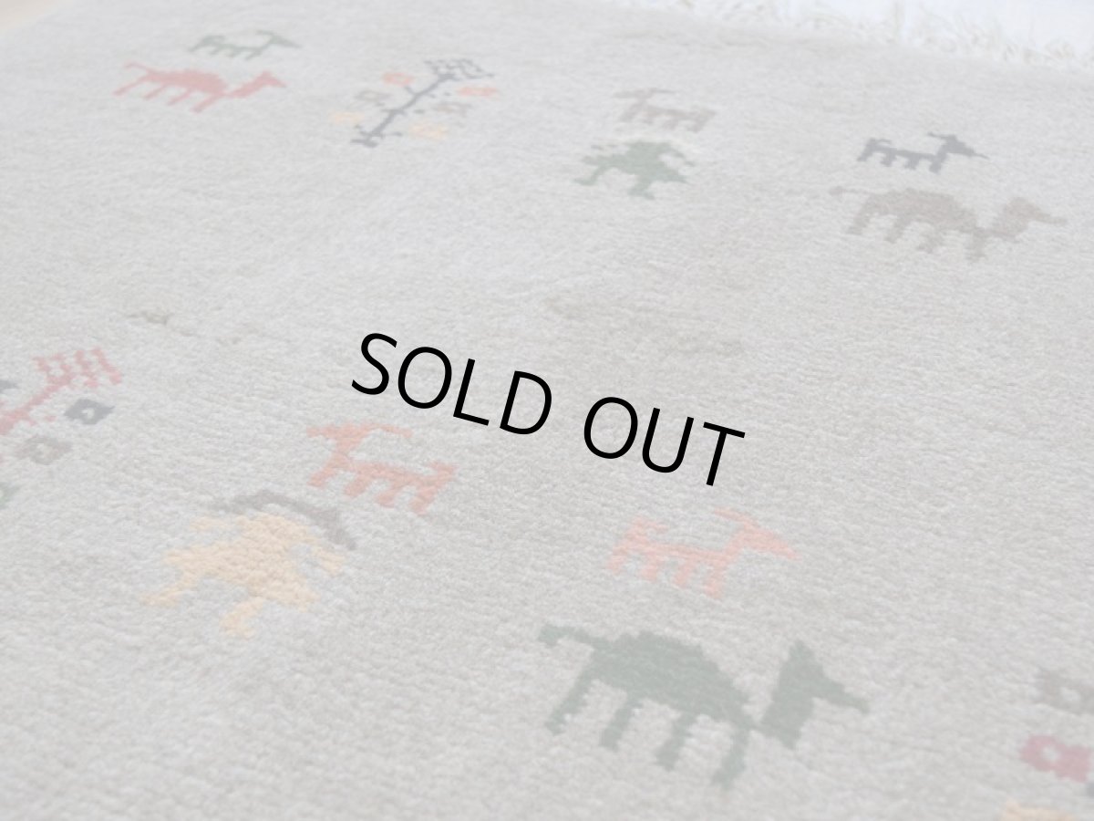 画像11: 新品 ペルシャ ギャッベ 縦2m 横1.5m 3㎡ 〜1帖 リビング ダイニング 2-3人掛けソファ サイズ 196 × 154 cm No.R445 肉厚 天然 ウール ギャベ 手織り ハンドメイド ラグ 絨毯 カーペット リビングダイニングルームやベッドサイドに ライトグレー ベージュ n-r445-196146h051-002 (11)