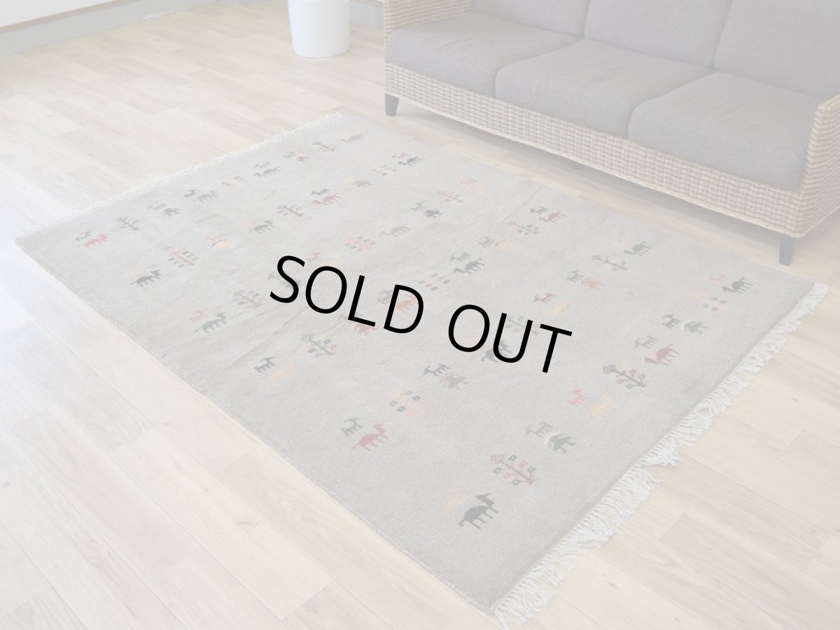 画像2: 新品 ペルシャ ギャッベ 縦2m 横1.5m 3㎡ 〜1帖 リビング ダイニング 2-3人掛けソファ サイズ 196 × 154 cm No.R445 肉厚 天然 ウール ギャベ 手織り ハンドメイド ラグ 絨毯 カーペット リビングダイニングルームやベッドサイドに ライトグレー ベージュ n-r445-196146h051-002 (2)