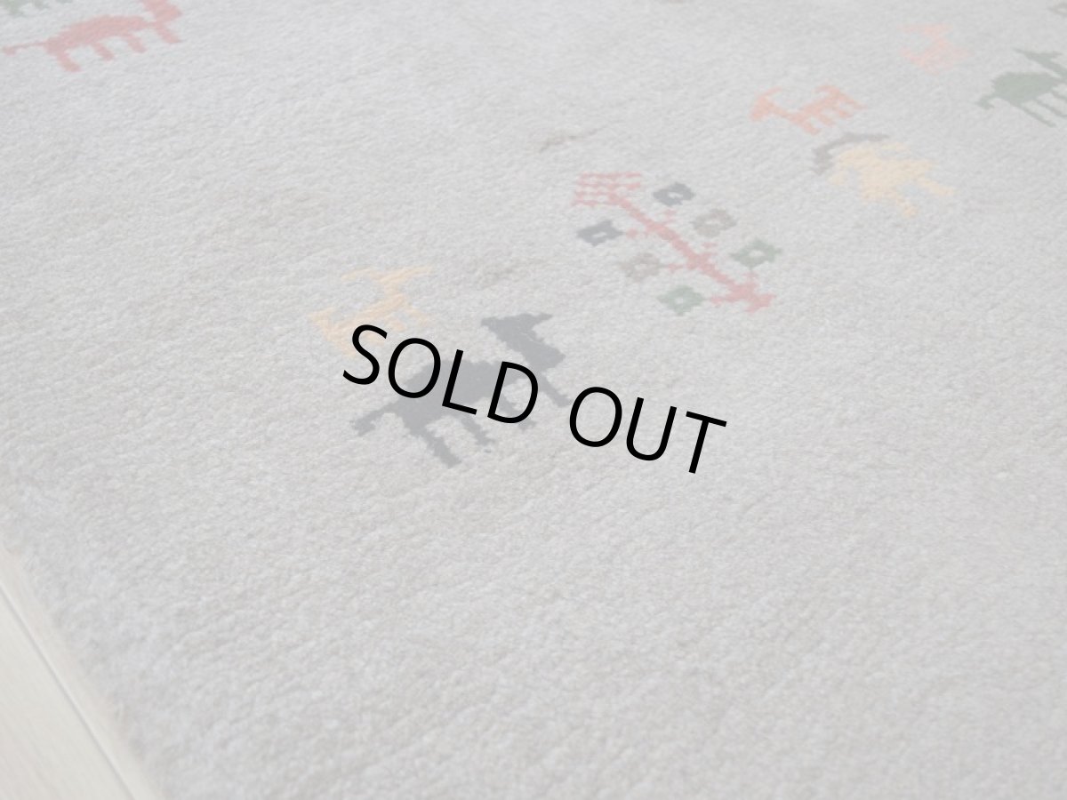 画像13: 新品 ペルシャ ギャッベ 縦2m 横1.5m 3㎡ 〜1帖 リビング ダイニング 2-3人掛けソファ サイズ 196 × 154 cm No.R445 肉厚 天然 ウール ギャベ 手織り ハンドメイド ラグ 絨毯 カーペット リビングダイニングルームやベッドサイドに ライトグレー ベージュ n-r445-196146h051-002 (13)