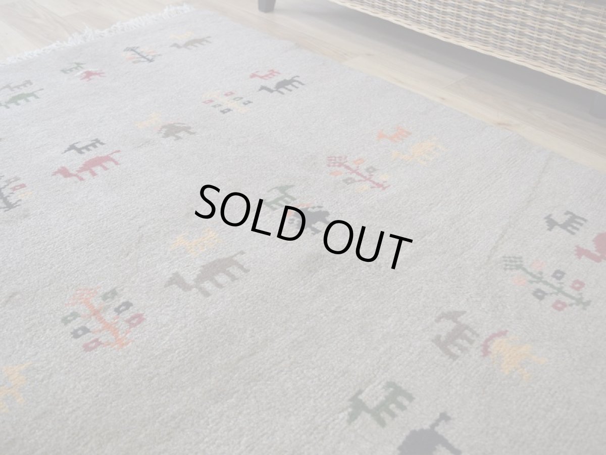 画像10: 新品 ペルシャ ギャッベ 縦2m 横1.5m 3㎡ 〜1帖 リビング ダイニング 2-3人掛けソファ サイズ 196 × 154 cm No.R445 肉厚 天然 ウール ギャベ 手織り ハンドメイド ラグ 絨毯 カーペット リビングダイニングルームやベッドサイドに ライトグレー ベージュ n-r445-196146h051-002 (10)