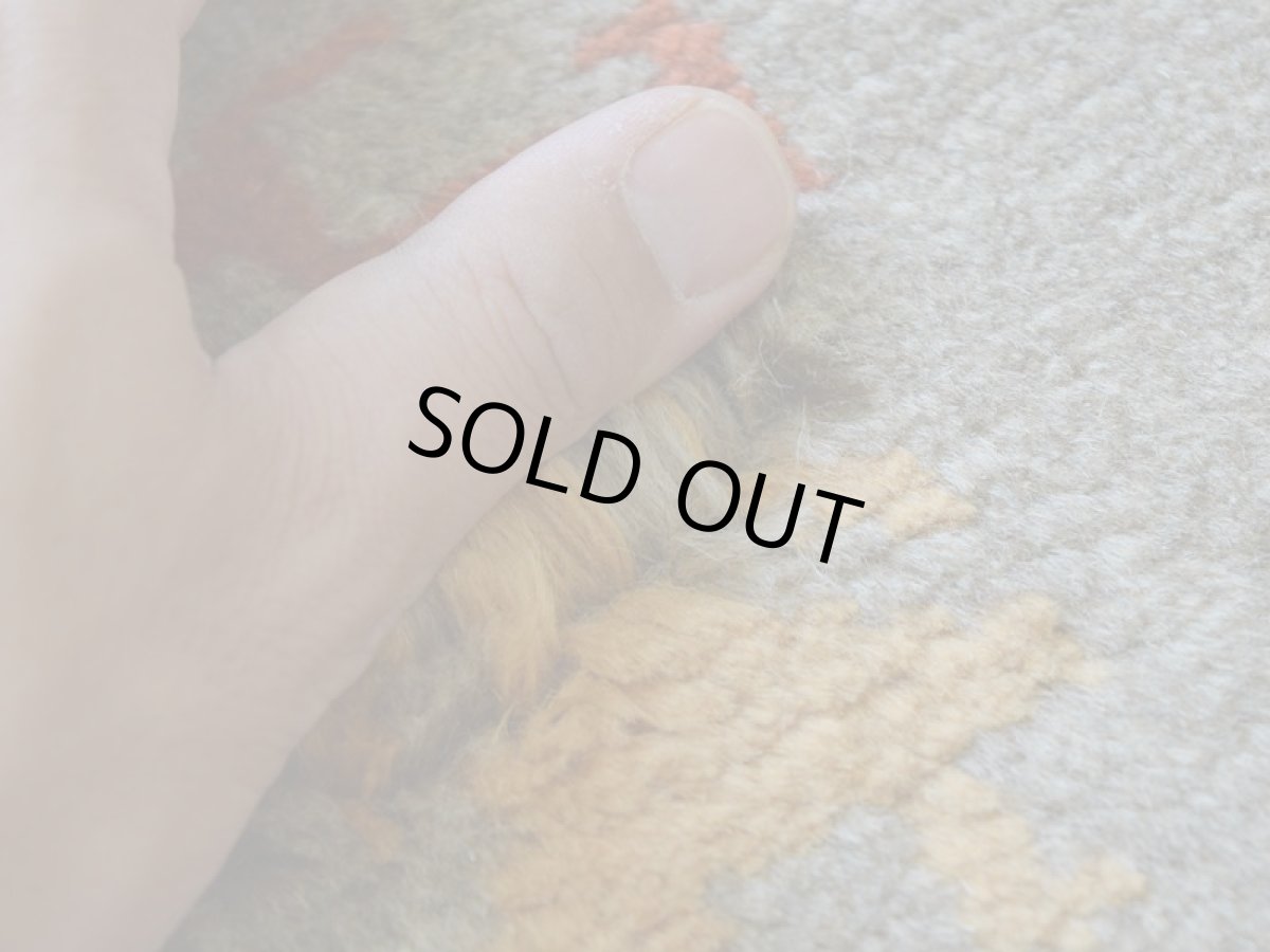 画像12: 新品 ペルシャ ギャッベ 縦2m 横1.5m 3㎡ 〜1帖 リビング ダイニング 2-3人掛けソファ サイズ 196 × 154 cm No.R445 肉厚 天然 ウール ギャベ 手織り ハンドメイド ラグ 絨毯 カーペット リビングダイニングルームやベッドサイドに ライトグレー ベージュ n-r445-196146h051-002 (12)