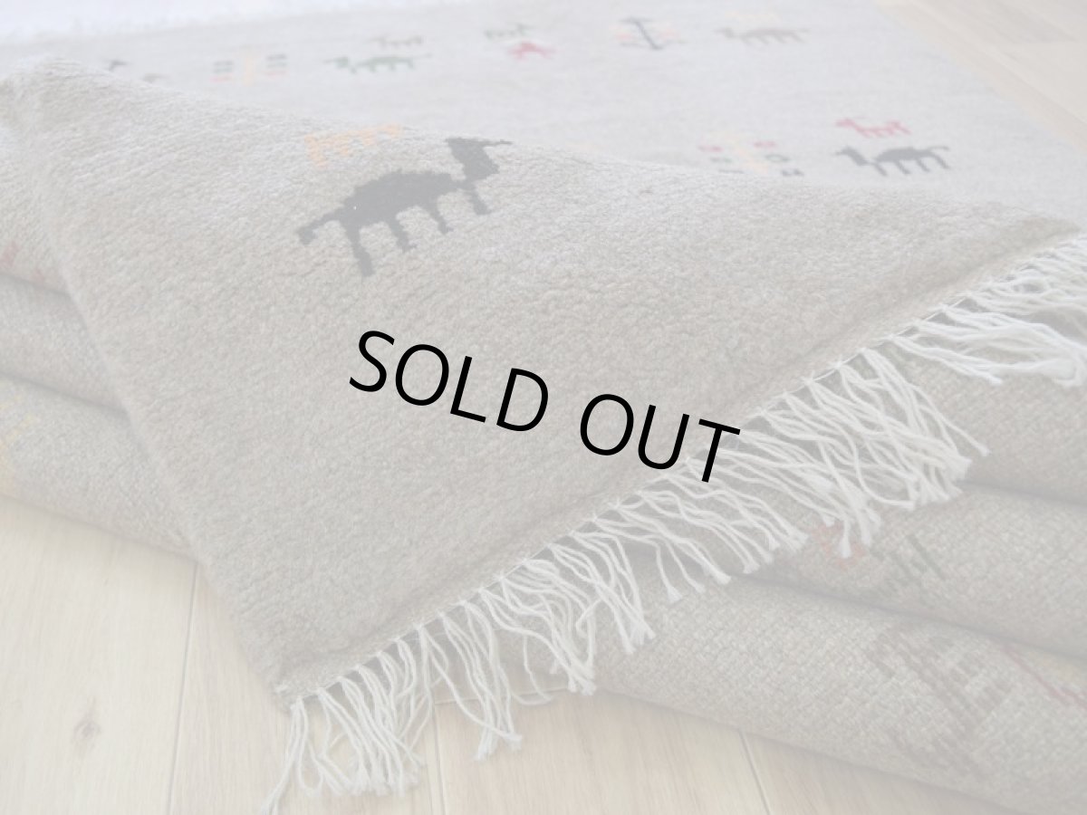 画像15: 新品 ペルシャ ギャッベ 縦2m 横1.5m 3㎡ 〜1帖 リビング ダイニング 2-3人掛けソファ サイズ 196 × 154 cm No.R445 肉厚 天然 ウール ギャベ 手織り ハンドメイド ラグ 絨毯 カーペット リビングダイニングルームやベッドサイドに ライトグレー ベージュ n-r445-196146h051-002 (15)