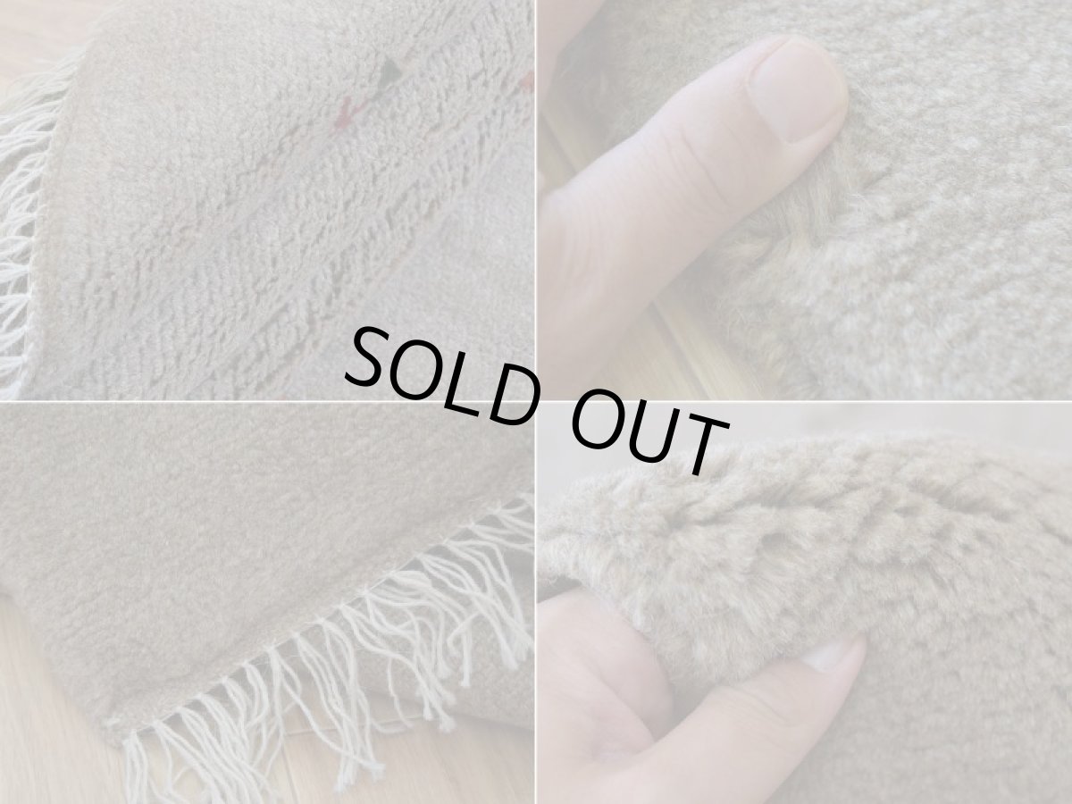 画像18: 新品 ペルシャ ギャッベ 縦2m 横1.5m 3㎡ 〜1帖 リビング ダイニング 2-3人掛けソファ サイズ 196 × 154 cm No.R445 肉厚 天然 ウール ギャベ 手織り ハンドメイド ラグ 絨毯 カーペット リビングダイニングルームやベッドサイドに ライトグレー ベージュ n-r445-196146h051-002 (18)
