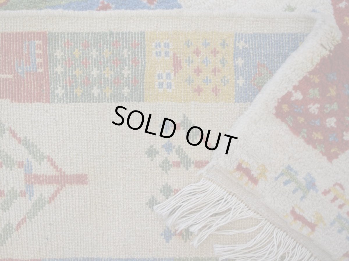 画像15: 新品 ペルシャ ギャッベ 縦2m 横1.5m 3㎡ リビング ダイニング 2-3人掛けソファ サイズ 195 × 150 cm No.R458 肉厚 天然 ウール ギャベ 手織り ハンドメイド ラグ 絨毯 カーペット リビングダイニングルームやベッドサイドに 生成り クリーム カラフル マルチカラー n-r458-195150h051-002 (15)