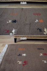 画像6: 新品 ペルシャ ギャッベ 縦2m 横1.5m 3㎡ リビング ダイニング 2-3人掛けソファ サイズ 200 × 151 cm No.R440 肉厚 天然 ウール ギャベ 手織り ハンドメイド ラグ 絨毯 カーペット リビングダイニングルームやベッドサイドに ブラウン 茶 n-r440-200151h051-002 (6)