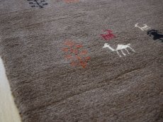 画像13: 新品 ペルシャ ギャッベ 縦2m 横1.5m 3㎡ リビング ダイニング 2-3人掛けソファ サイズ 200 × 151 cm No.R440 肉厚 天然 ウール ギャベ 手織り ハンドメイド ラグ 絨毯 カーペット リビングダイニングルームやベッドサイドに ブラウン 茶 n-r440-200151h051-002 (13)