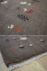 画像9: 新品 ペルシャ ギャッベ 縦2m 横1.5m 3㎡ リビング ダイニング 2-3人掛けソファ サイズ 200 × 151 cm No.R440 肉厚 天然 ウール ギャベ 手織り ハンドメイド ラグ 絨毯 カーペット リビングダイニングルームやベッドサイドに ブラウン 茶 n-r440-200151h051-002 (9)