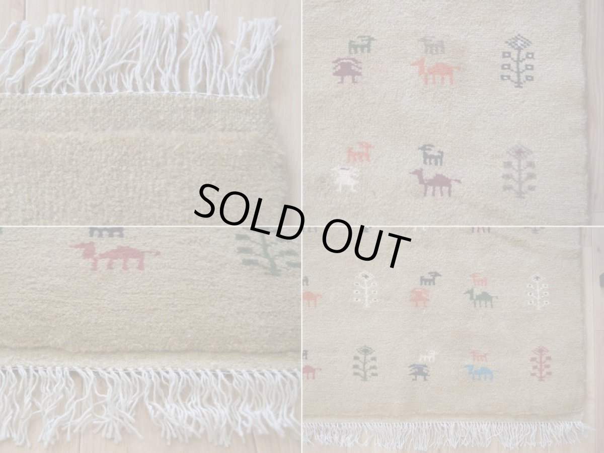 画像18: 新品 ペルシャ ギャッベ 縦2.5m 横1.5m 4㎡ 〜3帖 リビング ダイニング 2-3人掛けソファ サイズ 248 × 156 cm No.R416 肉厚 天然 ウール ギャベ 手織り ハンドメイド ラグ 絨毯 カーペット リビングダイニングルームやベッドサイドに イエロー シャンパンゴールド からし色 n-r416-248156h002-062 (18)