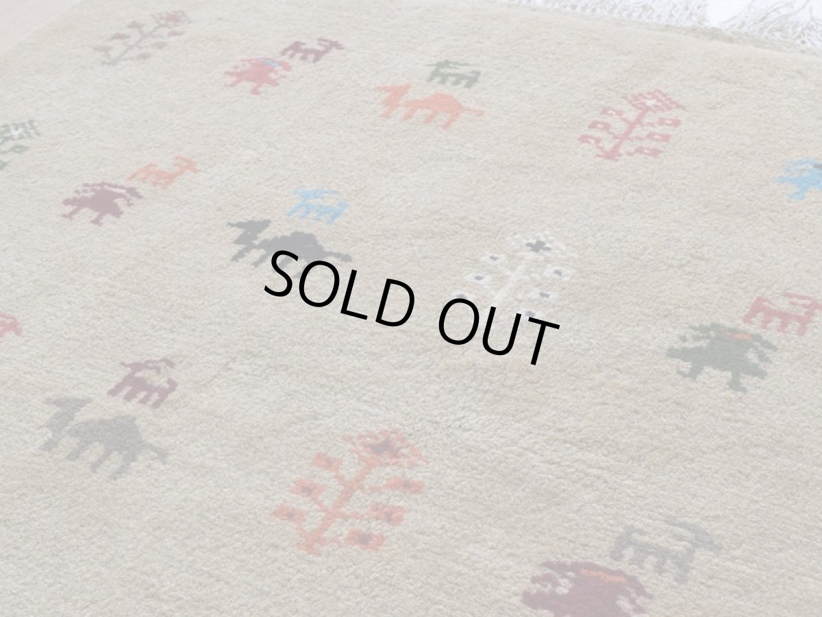 画像10: 新品 ペルシャ ギャッベ 縦2.5m 横1.5m 4㎡ 〜3帖 リビング ダイニング 2-3人掛けソファ サイズ 248 × 156 cm No.R416 肉厚 天然 ウール ギャベ 手織り ハンドメイド ラグ 絨毯 カーペット リビングダイニングルームやベッドサイドに イエロー シャンパンゴールド からし色 n-r416-248156h002-062 (10)