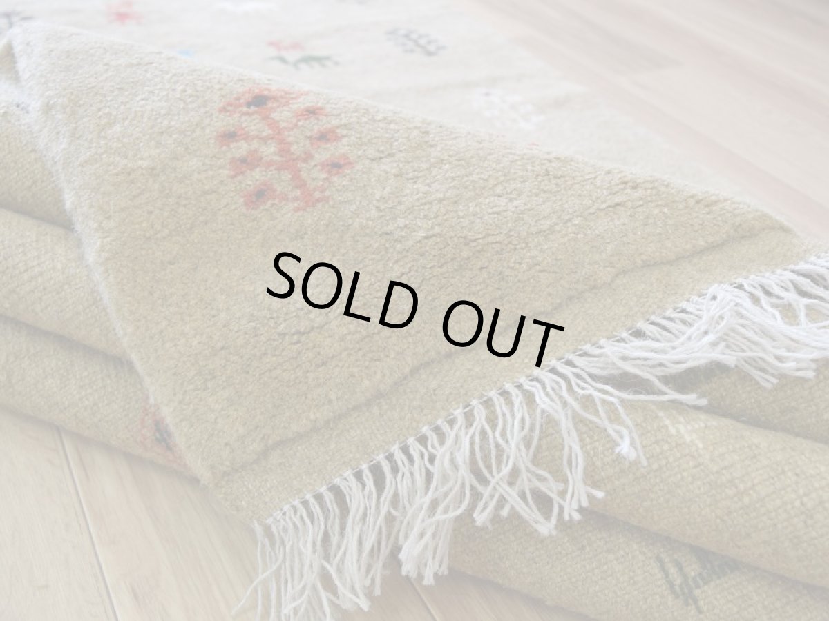 画像14: 新品 ペルシャ ギャッベ 縦2.5m 横1.5m 4㎡ 〜3帖 リビング ダイニング 2-3人掛けソファ サイズ 248 × 156 cm No.R416 肉厚 天然 ウール ギャベ 手織り ハンドメイド ラグ 絨毯 カーペット リビングダイニングルームやベッドサイドに イエロー シャンパンゴールド からし色 n-r416-248156h002-062 (14)